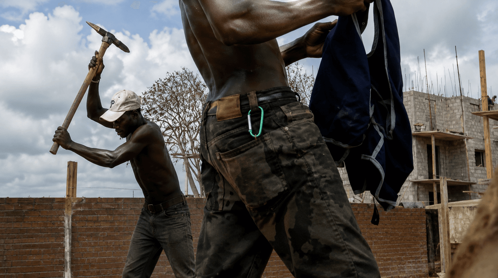 Trabajadores en una obra de construccion, imagen usada para representar derechos laborales y documentacion institucional
